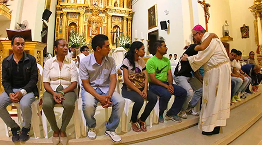 Mons. José Antonio Eguren Anselmi lava los pies y abraza a migrantes venezolanos en Perú. Foto: Arzobispado de Piura.?w=200&h=150