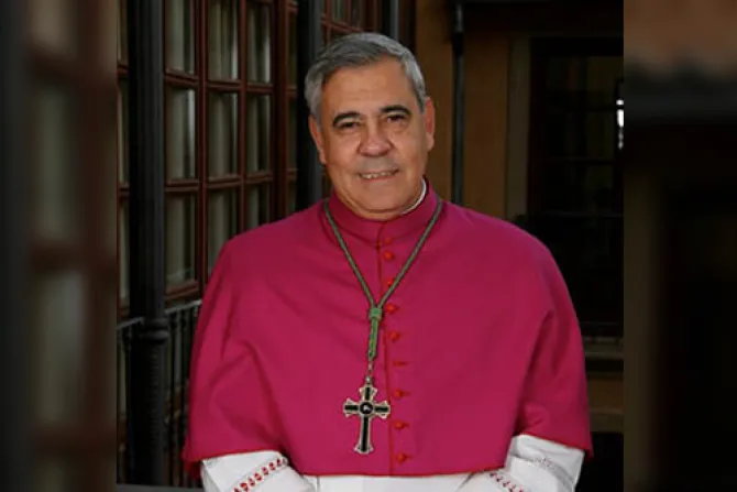 Polémica por libro "Cásate y sé sumisa" es ridícula e hipócrita, dice Arzobispo de Granada