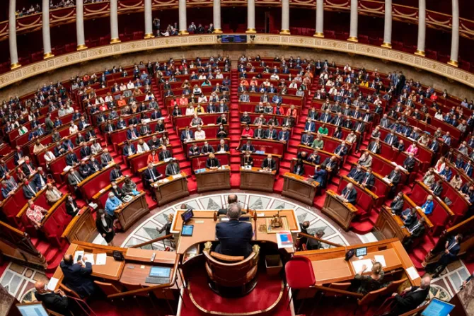 Francia: Asamblea aprueba ley contra extremismo con reglas más estrictas para religiones