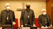 Cardenal Carlos Osoro (izq), Cardenal Juan José Omella (centro), Cardenal Antonio Cañizares (Dcha). Crédito: CEE. 