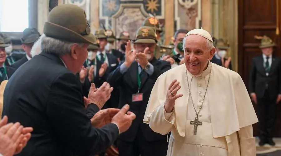 El Papa Francisco con Asociación Alpina italiana, este 26 de febrero. Foto: Vatican Media?w=200&h=150