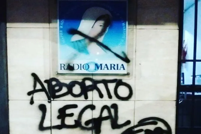 Desconocidos pintan sede de Radio María con consigna a favor del aborto