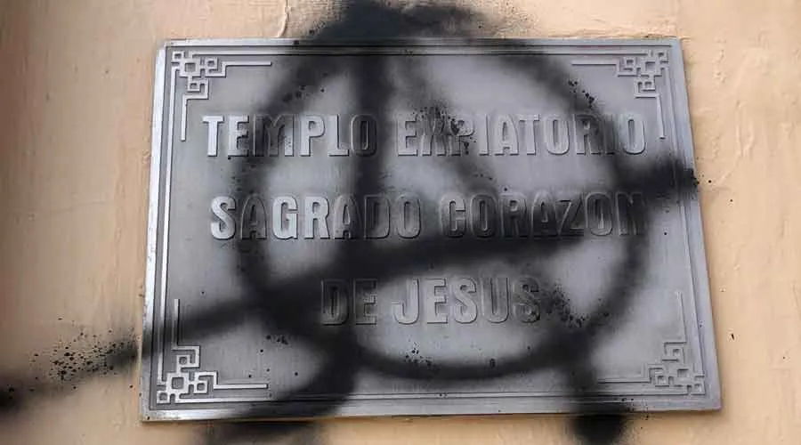 Pinta anarquista en Templo Expiatorio Sagrado Corazón de Jesús. Crédito: Cortesía Catolin.?w=200&h=150