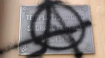 Pinta anarquista en Templo Expiatorio Sagrado Corazón de Jesús. Crédito: Cortesía Catolin.