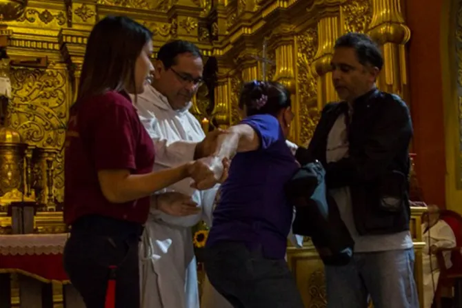 Chavista ataca a sacerdote que pedía democracia en Venezuela [FOTOS y VIDEO]