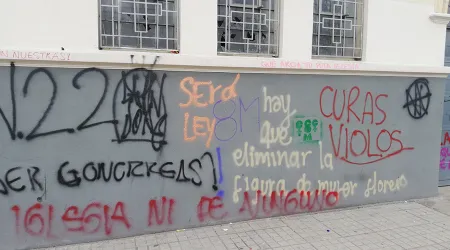 Feministas pintan y atacan iglesia en Colombia durante Marcha del 8M