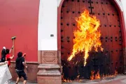 En Chile queman puertas de Iglesia San Francisco durante manifestación mapuche