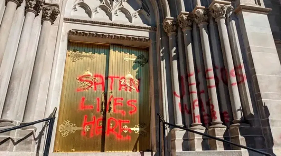 Vandalismo en una puerta de la Catedral Basílica de la Inmaculada Concepción en Denver, Colorado, el 10 de octubre de 2021 / Crédito: Cortesía del P. Samuel Morehead.