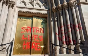 Vandalismo en una puerta de la Catedral Basu00edlica de la Inmaculada Concepciu00f3n en Denver, Colorado, el 10 de octubre de 2021 / Cru00e9dito: Cortesu00eda del P. Samuel Morehead. 
