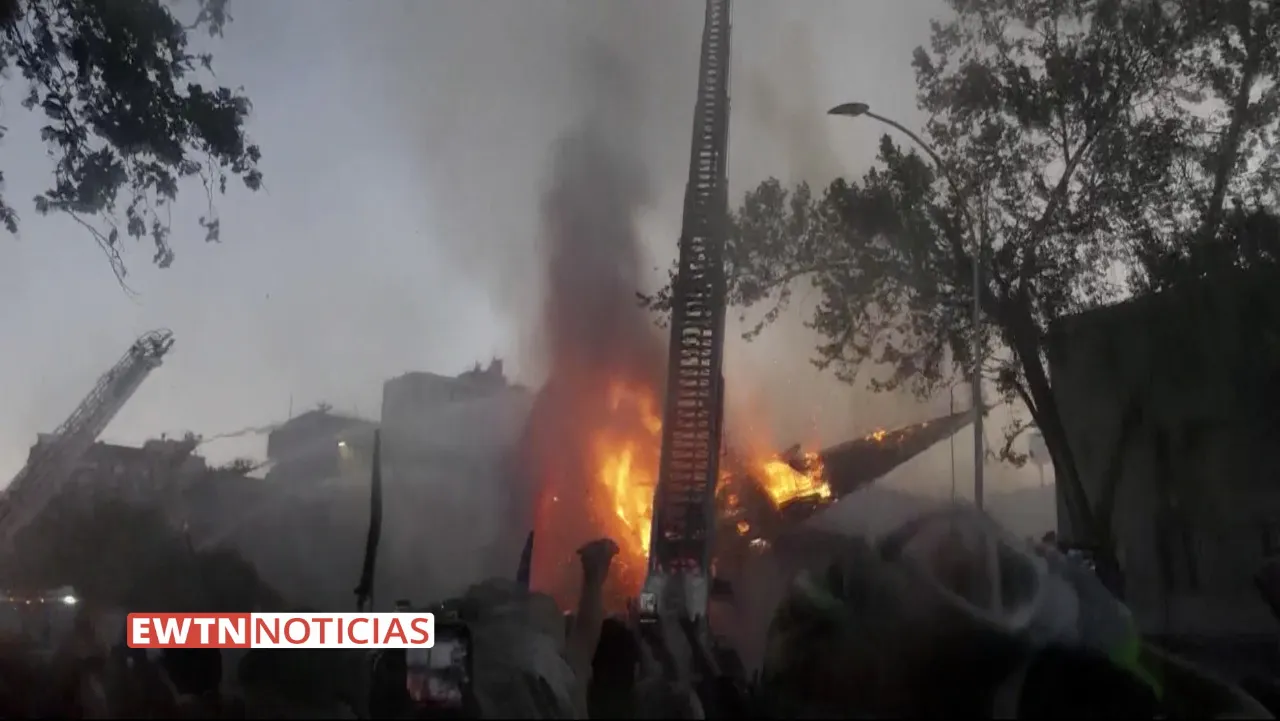 Trágica destrucción de dos iglesias en Chile durante manifestación masiva [VIDEOS]