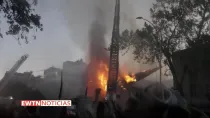Instante en que la torre de la iglesia de La Asunción se derrumba producto del incendio. Crédito: EWTN Noticias (captura de video)