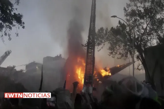 Trágica destrucción de dos iglesias en Chile durante manifestación masiva [VIDEOS]