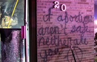 Grafiti pintado con aerosol fuera de Life Choices, centro de embarazo provida en Longmont, Colorado. Cortesu00eda de Seguridad Pu00fablica de Longmont 