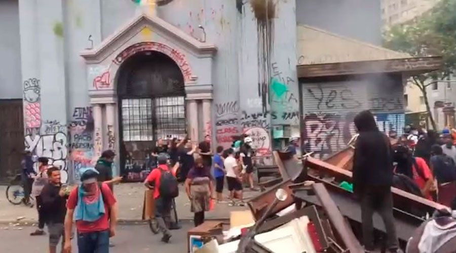 Saquean iglesia en Chile para armar barricadas con bancas e imágenes