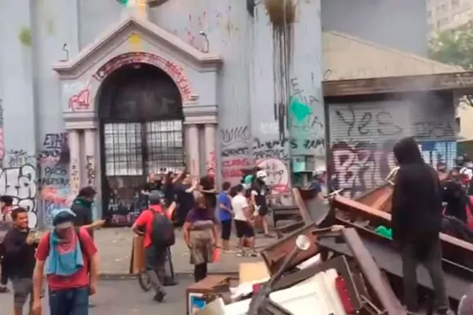 Saquean iglesia en Chile para armar barricadas con bancas e imágenes religiosas