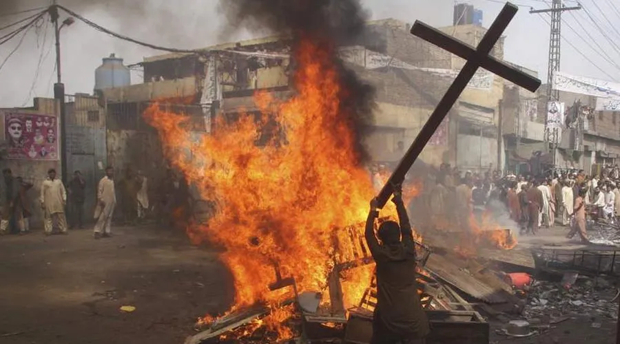 Extremista destruye una cruz en Pakistán / Foto: Flickr Anton Nossik (CC BY 2.0)?w=200&h=150