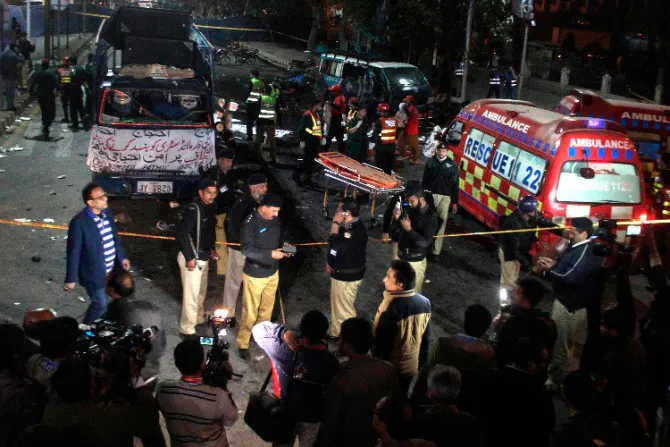 Al menos 70 muertos en atentado del Estado Islámico contra musulmanes en Pakistán