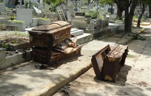 Atau00fades profanados en Cementerio General del Sur en Caracas, Venezuela. Foto: P. Germu00e1n Machado. 
