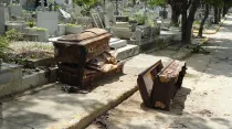 Ataúdes profanados en Cementerio General del Sur en Caracas, Venezuela. Foto: P. Germán Machado.