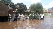 Agentes de la Secretaría de la Defensa Nacional brindan apoyo por inundaciones en Michoacán, México. Foto: Twitter / @SEDENAmx.