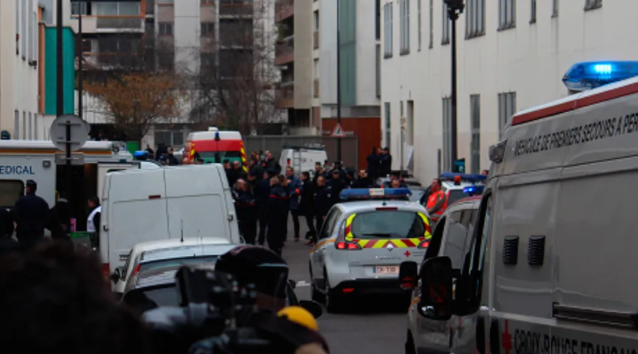 Exteriores de oficinas de "Charlie Hebdo" en París tras el ataque. Foto: Wikipedia / Thierry Caro (CC-BY-SA-4.0)?w=200&h=150