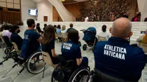 Deportistas paralímpicos de Athletica Vaticana durante la Audiencia General. Foto: Vatican Media
