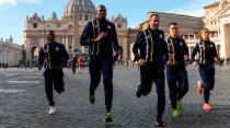 Deportistas de Athletica Vaticana en la Plaza de San Pedro. Foto: Vatican Media
