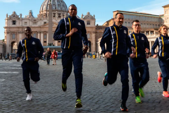 Athletica Vaticana sortea una camiseta firmada por el Papa contra el coronavirus