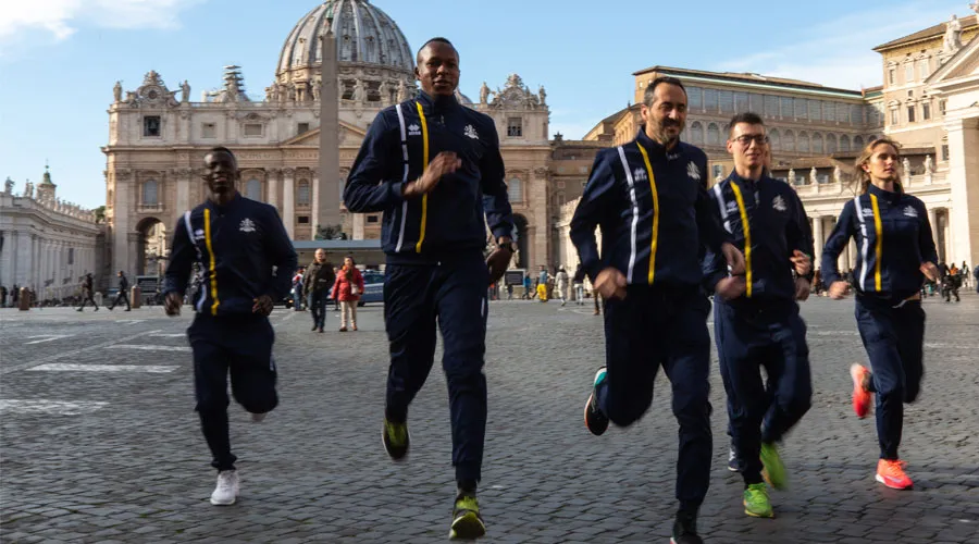 Deportistas de Athletica Vaticana realizan ejercicios junto a San Pedro. Foto: Daniel Ibáñez / ACI Prensa?w=200&h=150