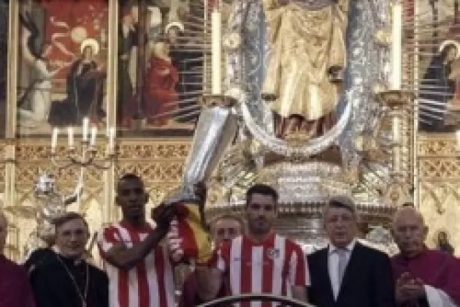 Atlético de Madrid ofrecis título de Europa League a Virgen de la Almudena