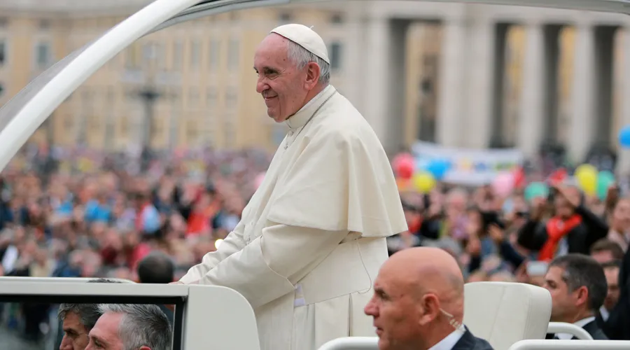 El Papa recorre la Plaza de San Pedro y saluda a los fieles. Foto: Lucía Ballester / ACI Prensa?w=200&h=150