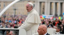 El Papa recorre la Plaza de San Pedro y saluda a los fieles. Foto: Lucía Ballester / ACI Prensa
