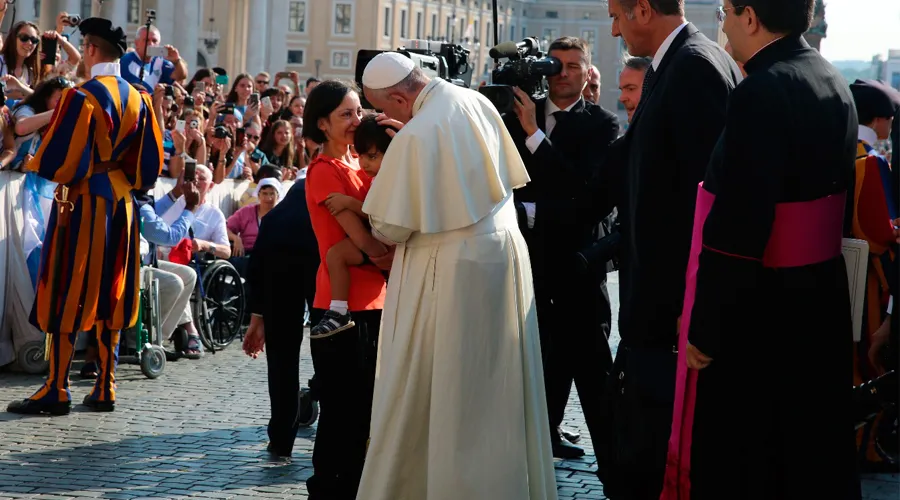 El Papa saluda a un niño durante la Audiencia. Foto: Alexey Gotovsky / ACI Prensa?w=200&h=150