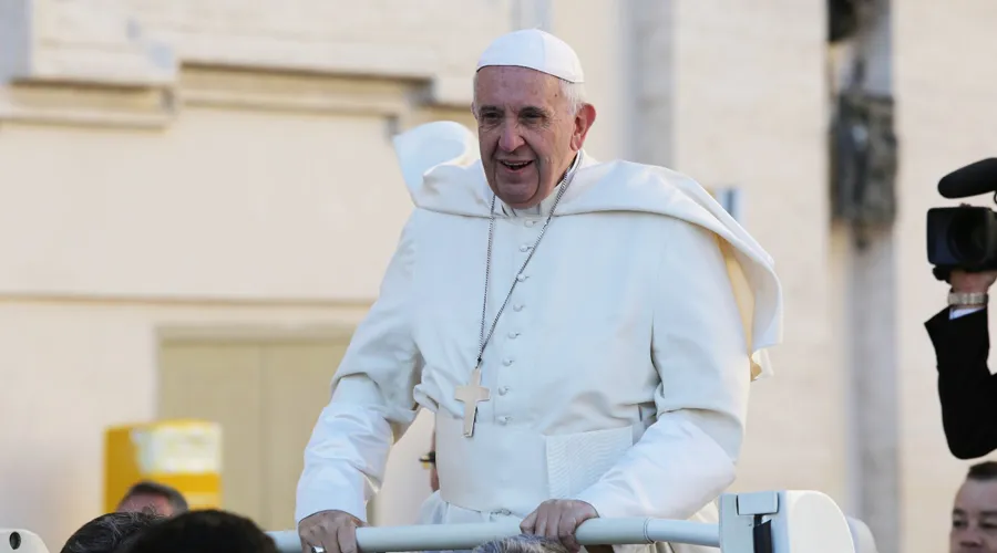 El Papa en el papamóvil saluda a los fieles. Foto: Daniel Ibáñez / ACI Prensa