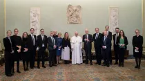 El Papa con los miembros de la academia sueca. Foto: Vatican Media
