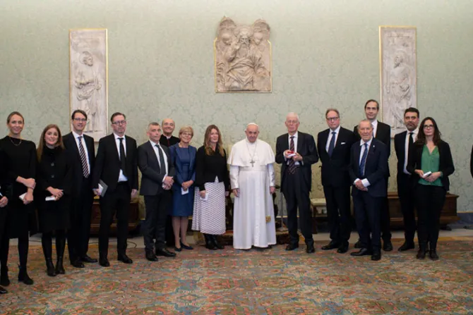 Diálogo no es sinónimo de relativismo, afirma el Papa ante responsables del Premio Nobel