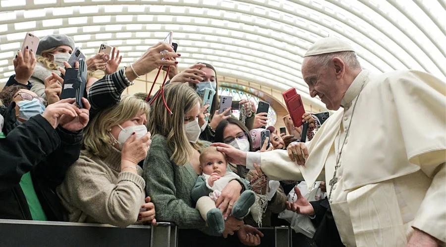 El Papa saluda a los fieles en el Aula Pablo VI. Foto: Vatican Media