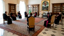 El Papa Francisco durante la audiencia en la Biblioteca del Palacio Apostu00f3lico. Foto. Vatican Media