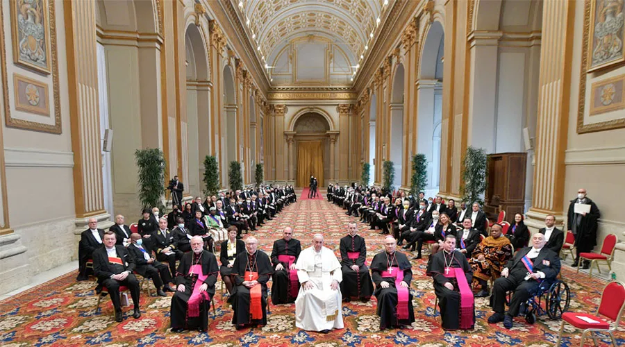 El Papa junto con los embajadores acreditados ante la Santa Sede. Foto: Vatican Media