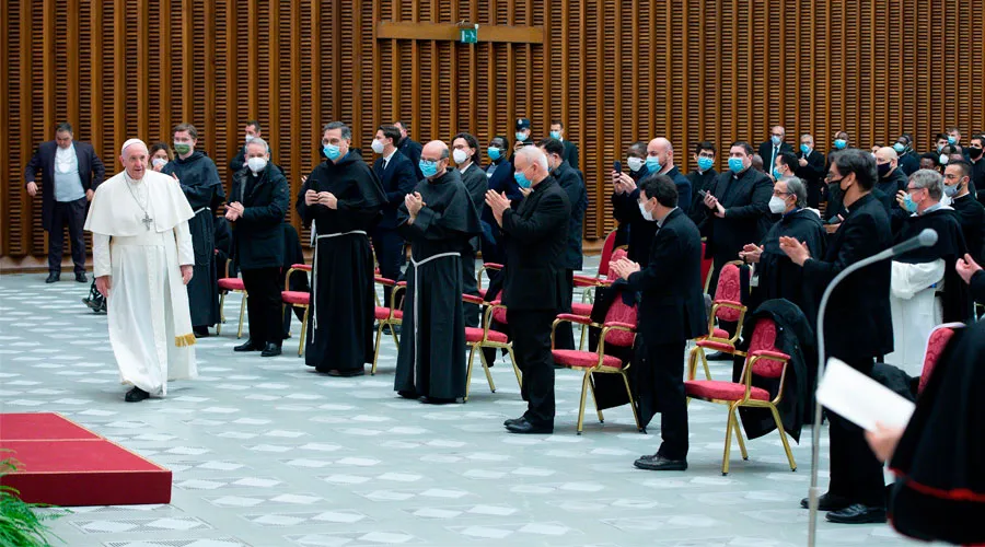 El Papa aconseja a confesores acoger al pecador sin “preguntas indiscretas”
