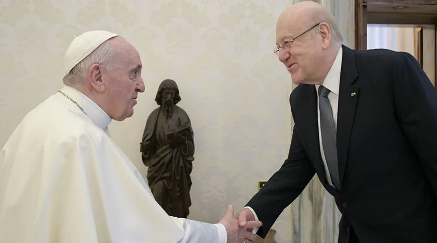 El Papa saluda al primer ministro del Líbano. Foto: Vatican Media