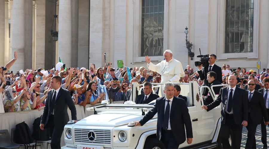 El Papa saluda a los fieles durante la Audiencia. Foto: Alexey gotovsky / ACI Prensa?w=200&h=150