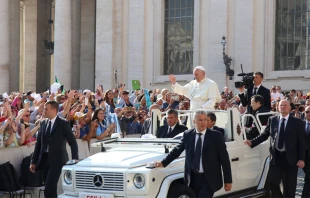 El Papa saluda a los fieles durante la Audiencia. Foto: Alexey gotovsky / ACI Prensa 