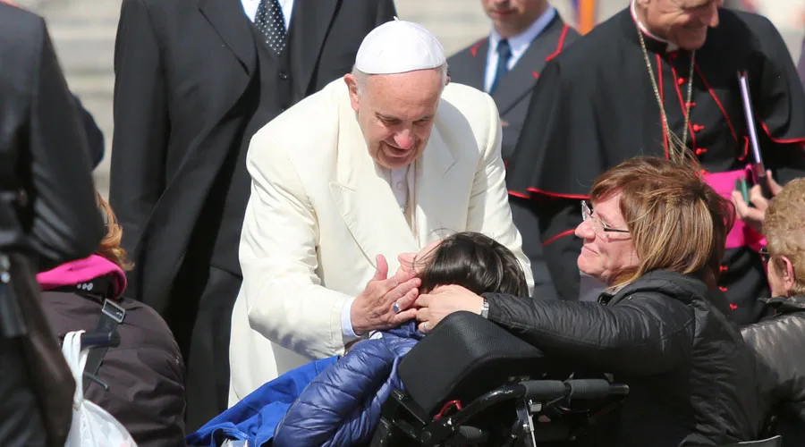 El Papa saluda a un enfermo. Foto: Alexey AlexeyGotovskiy / ACI Prensa