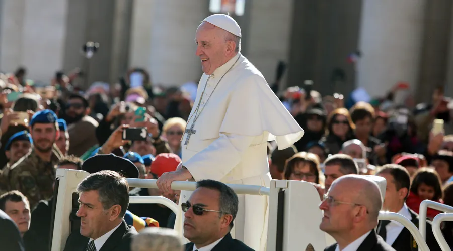 El Papa saluda a los peregrinos en la Plaza de San Pedro. Foto: Lucía Ballester / ACI Prensa?w=200&h=150