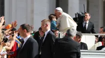 El Papa bendice a un niño durante la Audiencia. Foto: Daniel Ibáñez / ACI Prensa
