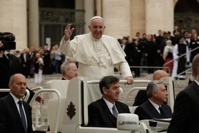 Papa Francisco: La alianza hombre-mujer querida por Dios salva de la destrucción