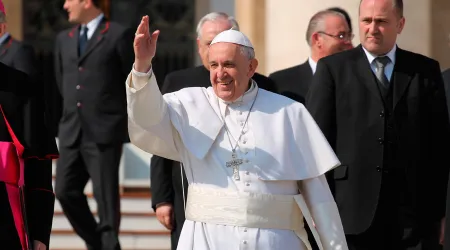 Ancianos que recen y transmitan a jóvenes el sentido de la vida, pide Papa Francisco