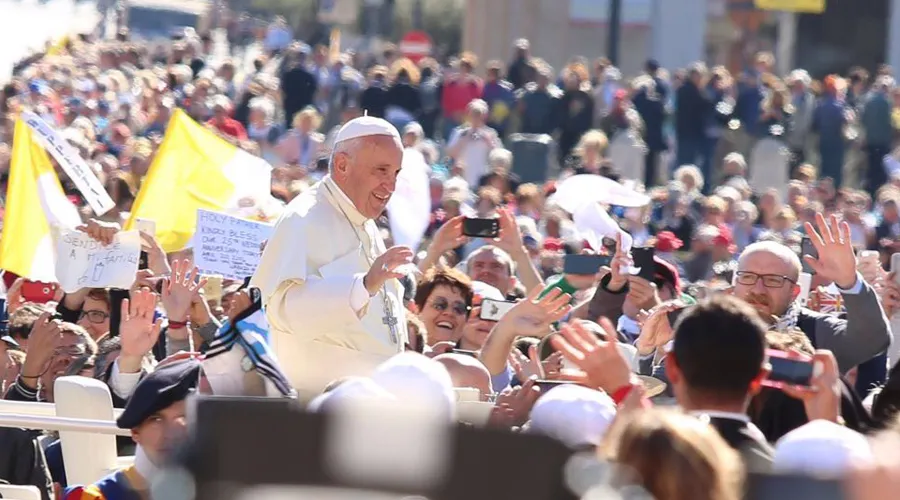 El Papa saluda a los fieles en la Audiencia General. Foto: Daniel Ibañez / ACI Prensa?w=200&h=150