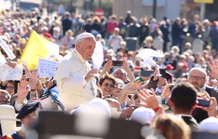 El Papa saluda a los fieles en la Audiencia General. Foto: Daniel Ibau00f1ez / ACI Prensa 